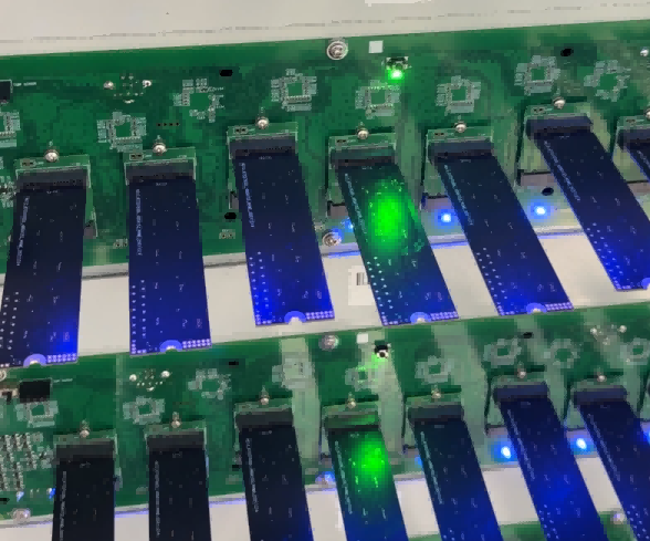 Derrière la fiabilité : une journée dans les opérations de test quotidiennes rigoureuses d'une usine de SSD moderne